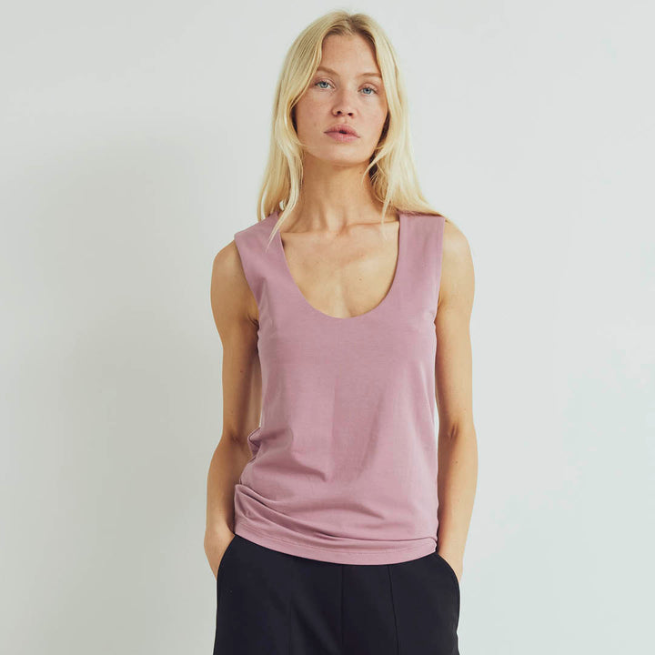 SCOOP NECK top